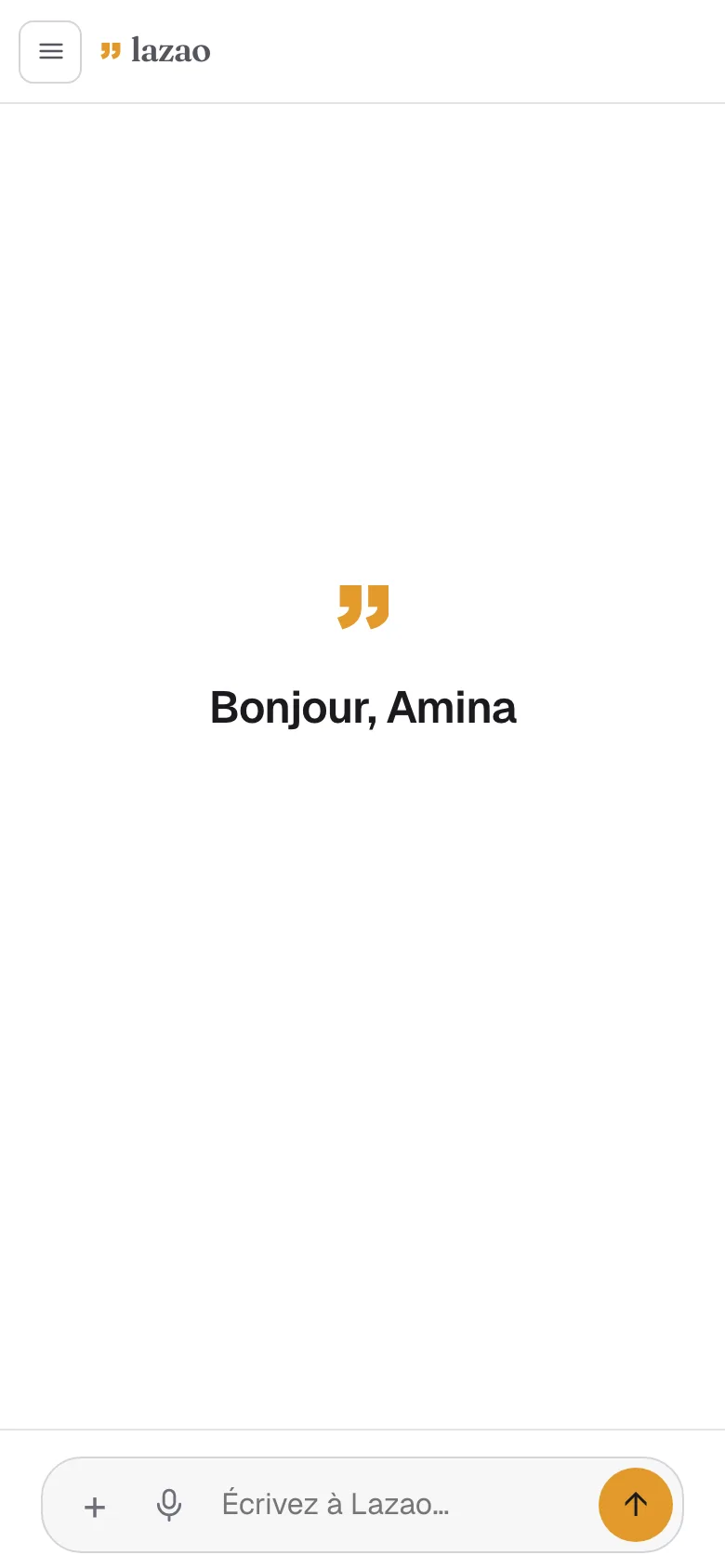 Écran d'accueil du chat Lazao sur un téléphone : le logo, le signe ocre, « Bonjour, Amina » et la barre de saisie