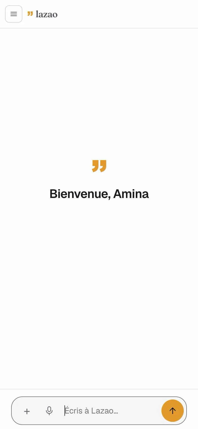 Écran d'accueil du chat Lazao sur un téléphone : le logo, le signe ocre, « Bienvenue, Amina » et la barre de saisie